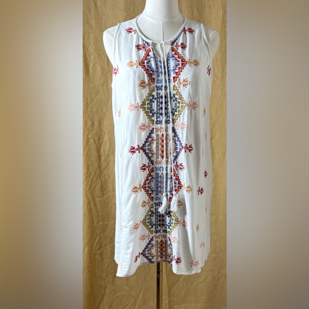 Embroidered White Tunic with Multicolor Geometric Motif